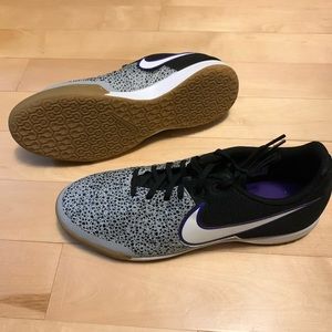 Nike Magistax in door shoe